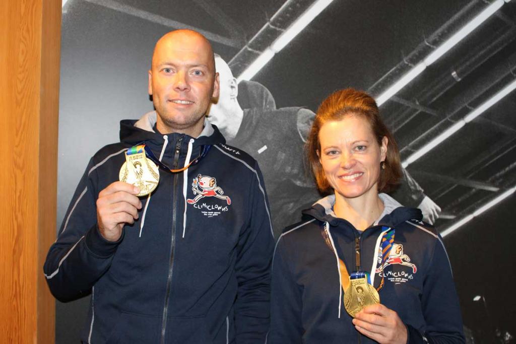 Michiel en Isabelle van DCA met hun medaille van de NY Marathon Michiel en Isabelle van DCA met hun medaille van de NY Marathon