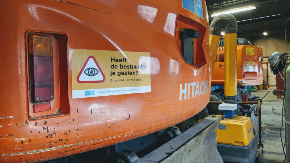 Nieuwe extra waarschuwingsstickers op werfmachines