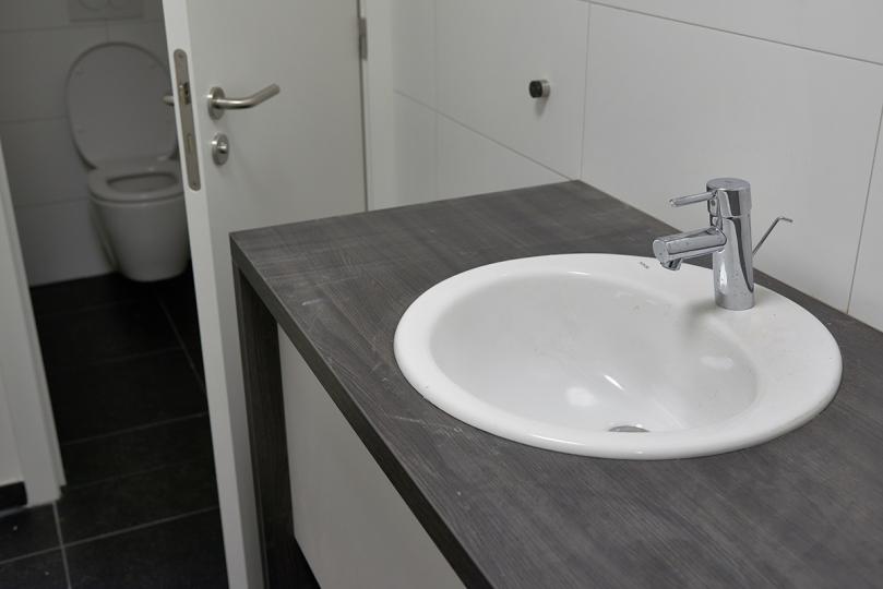 Toilet in gemeenschapshuis in Nieuwmoer