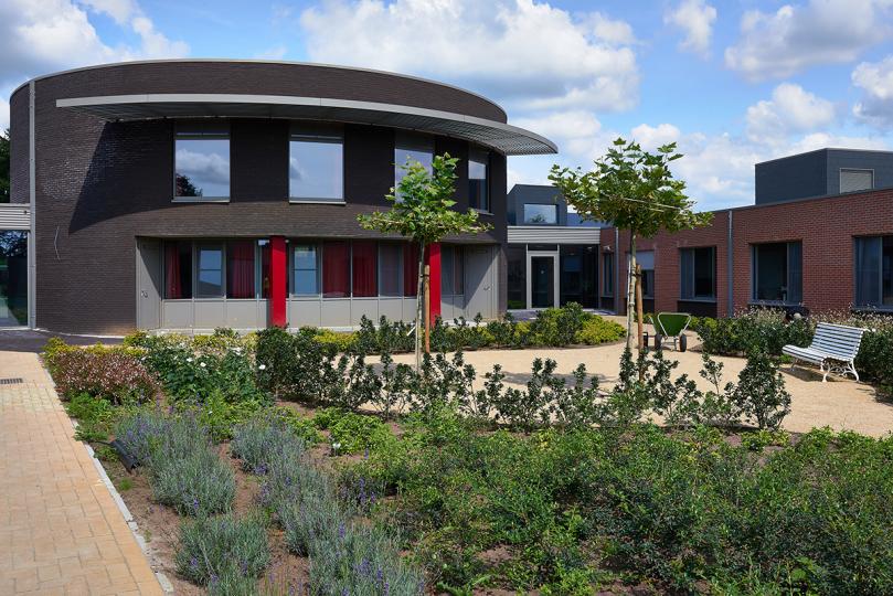 Achterkant en binnentuin van WZC Lindelo in Lille