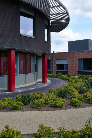 Achterkant en binnentuin van WZC Lindelo in Lille