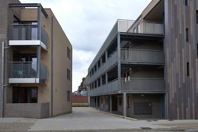 De ingang van het binnenplein langs de terrassen in Beerzel