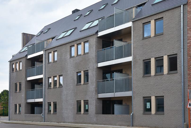 De zijgevel met terrassen in Beerzel