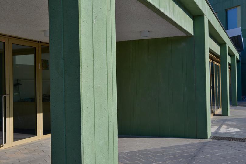 De kenmerkende groene gevel van BSGO Laerhof in Merksem
