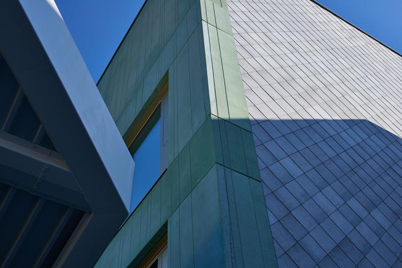 De kenmerkende groene gevel van BSGO Laerhof in Merksem
