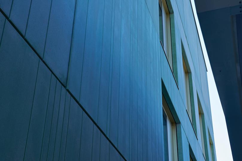 De kenmerkende groene gevel van BSGO Laerhof in Merksem
