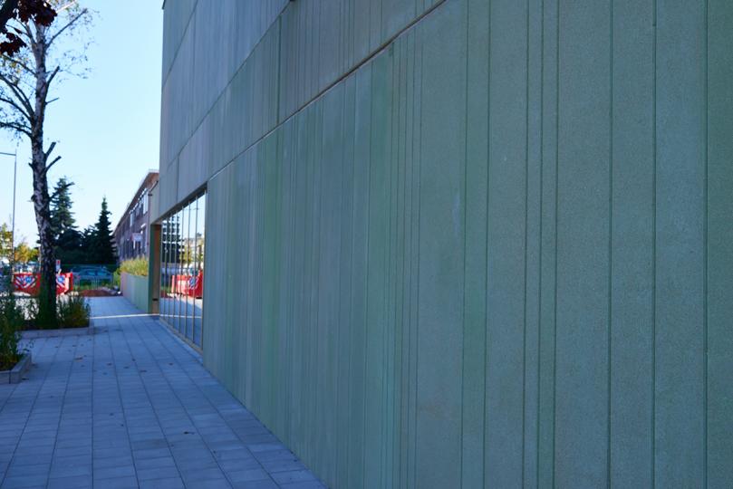 De kenmerkende groene gevel van BSGO Laerhof in Merksem