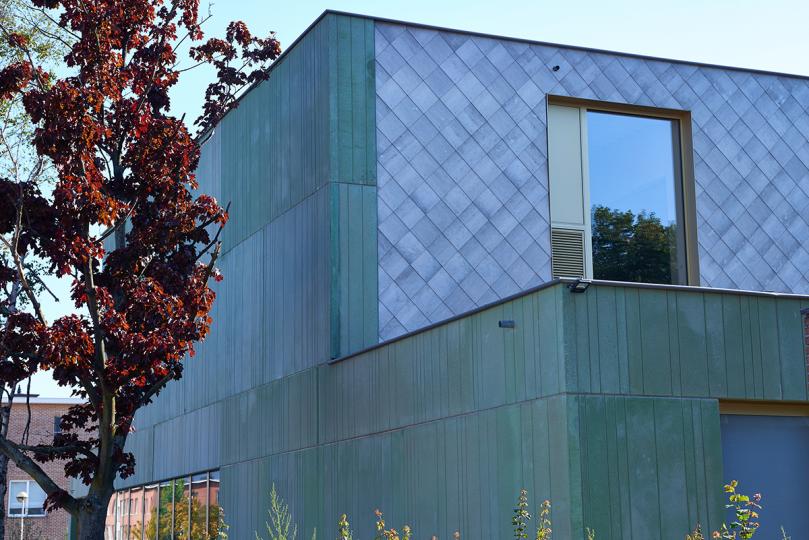 De kenmerkende groene gevel van BSGO Laerhof in Merksem