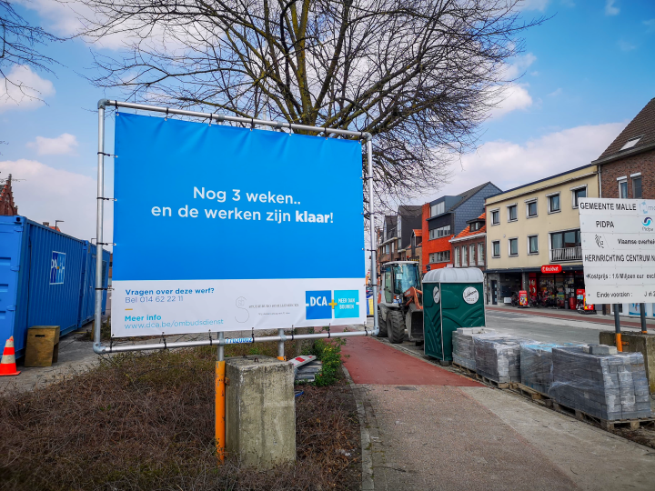 Speciale borden telden af naar einde werken in Malle Speciale borden telden af naar einde werken in Malle