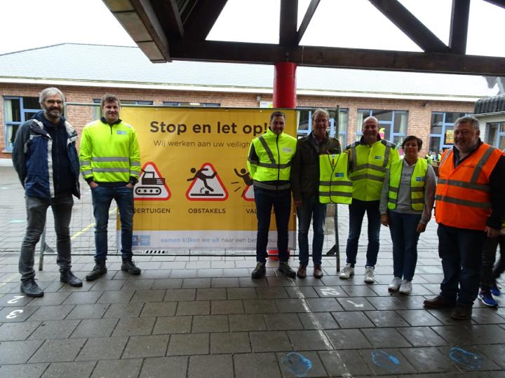 Fluohesjes voor kinderen van school op werf in Puurs