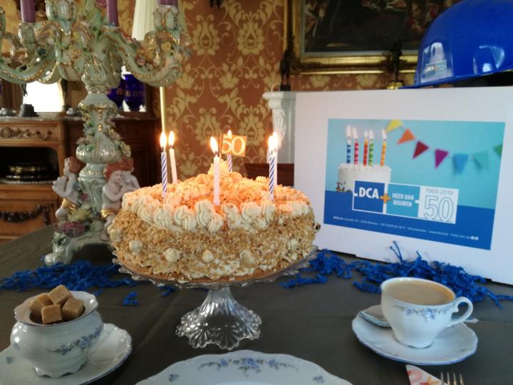 Collega's bakken zelf verjaardagstaarten voor 50 jaar DCA
