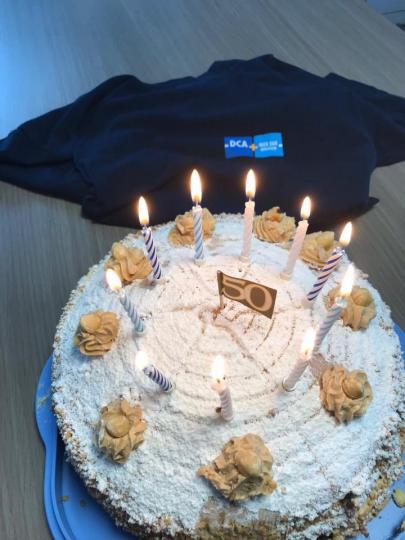 Collega's bakken zelf verjaardagstaarten voor 50 jaar DCA
