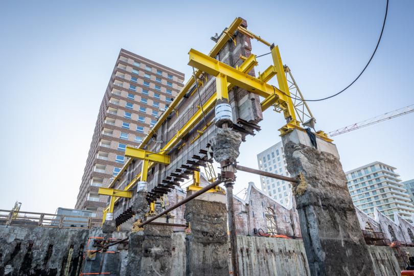 Muren van Montevideo zweven tijdelijk boven de grond