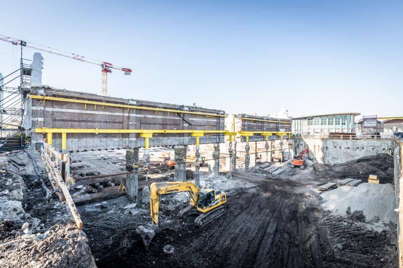 Muren van Montevideo zweven tijdelijk boven de grond