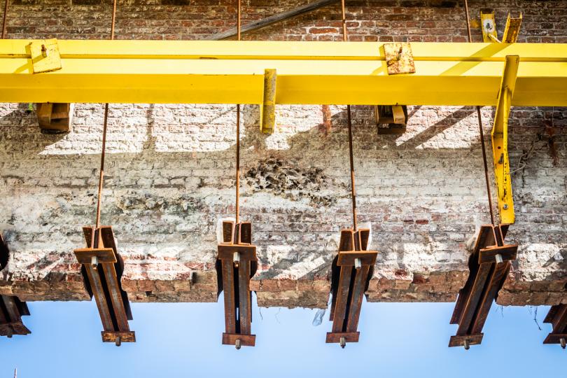 Muren van Montevideo zweven tijdelijk boven de grond