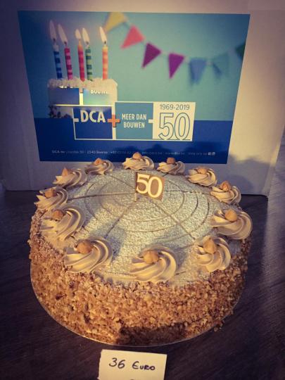 Collega's bakken zelf verjaardagstaarten voor 50 jaar DCA