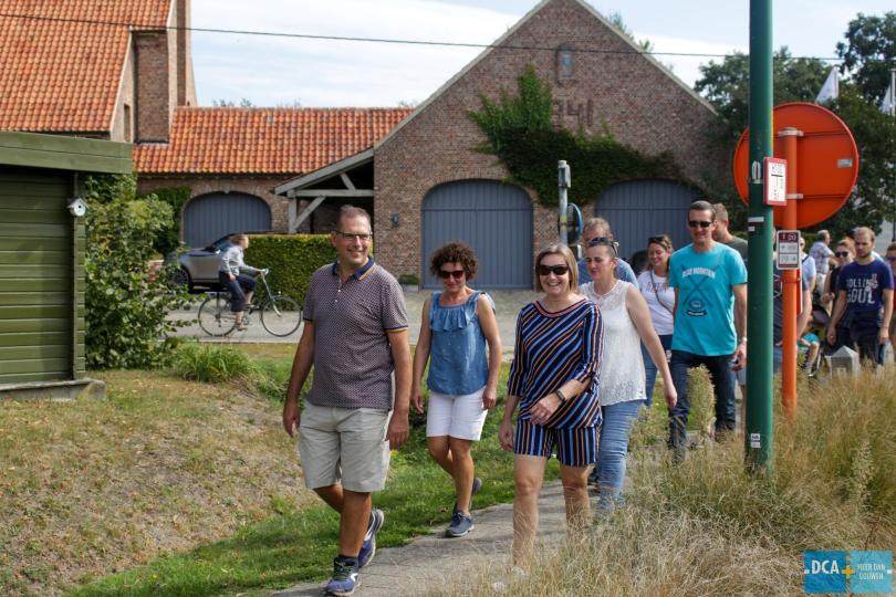 Collega's maken herfstwandeling in zomerse temperaturen