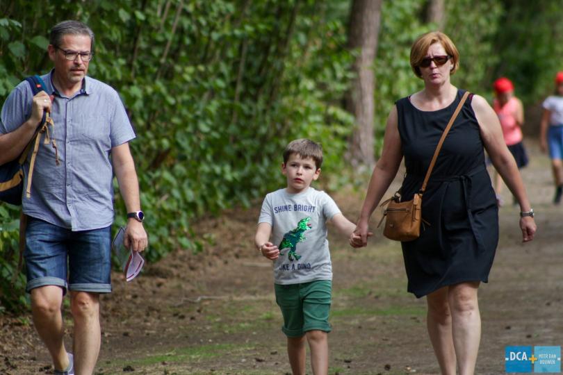 Collega's maken herfstwandeling in zomerse temperaturen