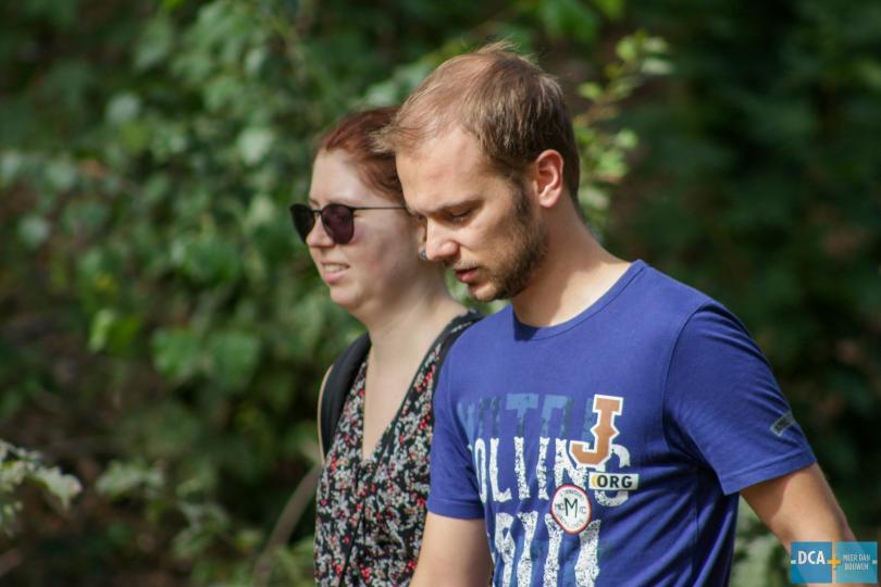 Collega's maken herfstwandeling in zomerse temperaturen