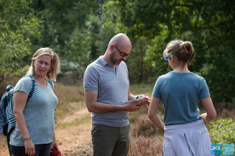 Collega's maken herfstwandeling in zomerse temperaturen