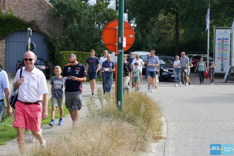 Collega's maken herfstwandeling in zomerse temperaturen