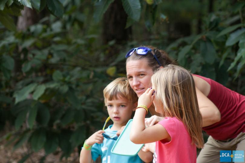 Collega's maken herfstwandeling in zomerse temperaturen