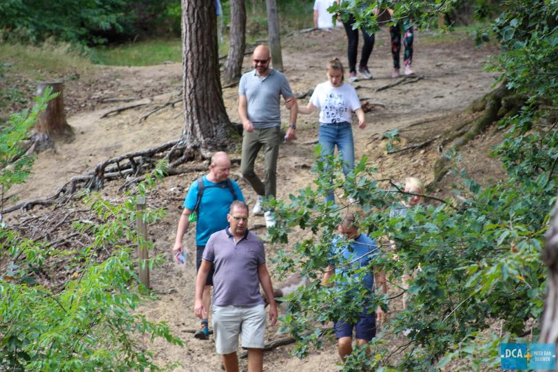 Collega's maken herfstwandeling in zomerse temperaturen