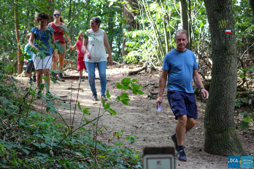 Collega's maken herfstwandeling in zomerse temperaturen