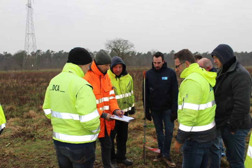 DCA-landmeter Jef geeft uitleg aan zijn groep DCA-landmeter Jef geeft uitleg aan zijn groep