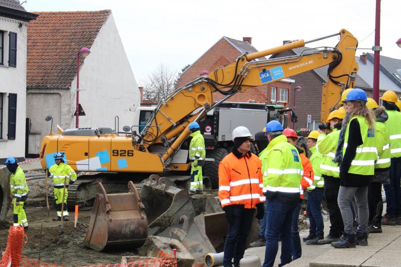 Studenten ‘bouwplaatsmachinist’ bezoeken werf