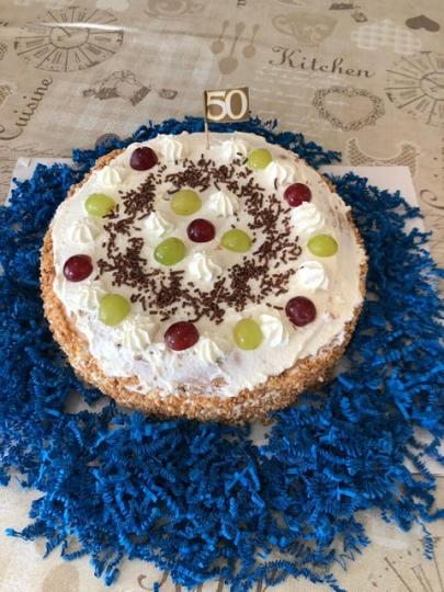 Collega's bakken zelf verjaardagstaarten voor 50 jaar DCA