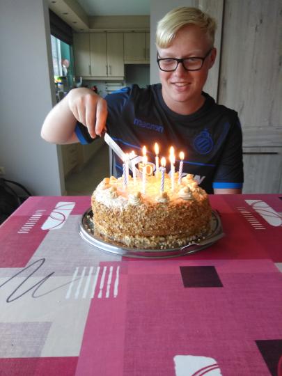 Collega's bakken zelf verjaardagstaarten voor 50 jaar DCA