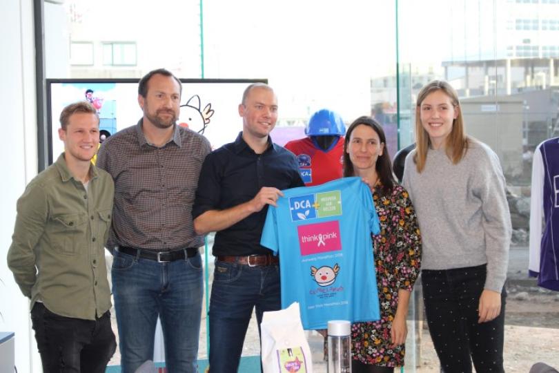 DCA STEUNT THINK PINK EN CLINICLOWNS