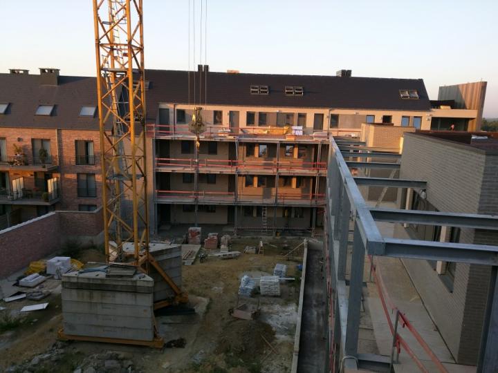 Zicht op het binnenplein van de werf in Beerzel