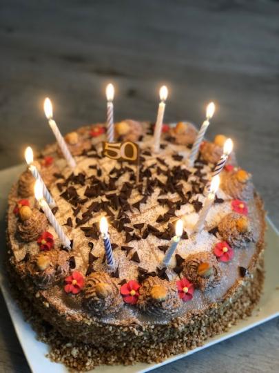 Collega's bakken zelf verjaardagstaarten voor 50 jaar DCA