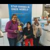 Cliënten van vzw Mekanders met de ingrediënten van het bakpakket