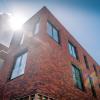 Een detailbeeld langs een zijgevel van een gebouw met rode gevels in De Boterton in Lier | DCA Bouw