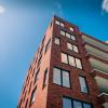 Een detailbeeld langs een voorgevel van een gebouw met rode gevels in De Boterton in Lier | DCA Bouw