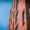 Een detailbeeld langs een zijgevel van een gebouw met rode gevels in De Boterton in Lier | DCA Bouw