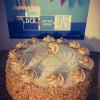 Collega's bakken zelf verjaardagstaarten voor 50 jaar DCA