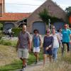 Collega's maken herfstwandeling in zomerse temperaturen