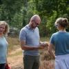 Collega's maken herfstwandeling in zomerse temperaturen