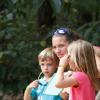 Collega's maken herfstwandeling in zomerse temperaturen