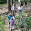 Collega's maken herfstwandeling in zomerse temperaturen