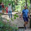 Collega's maken herfstwandeling in zomerse temperaturen